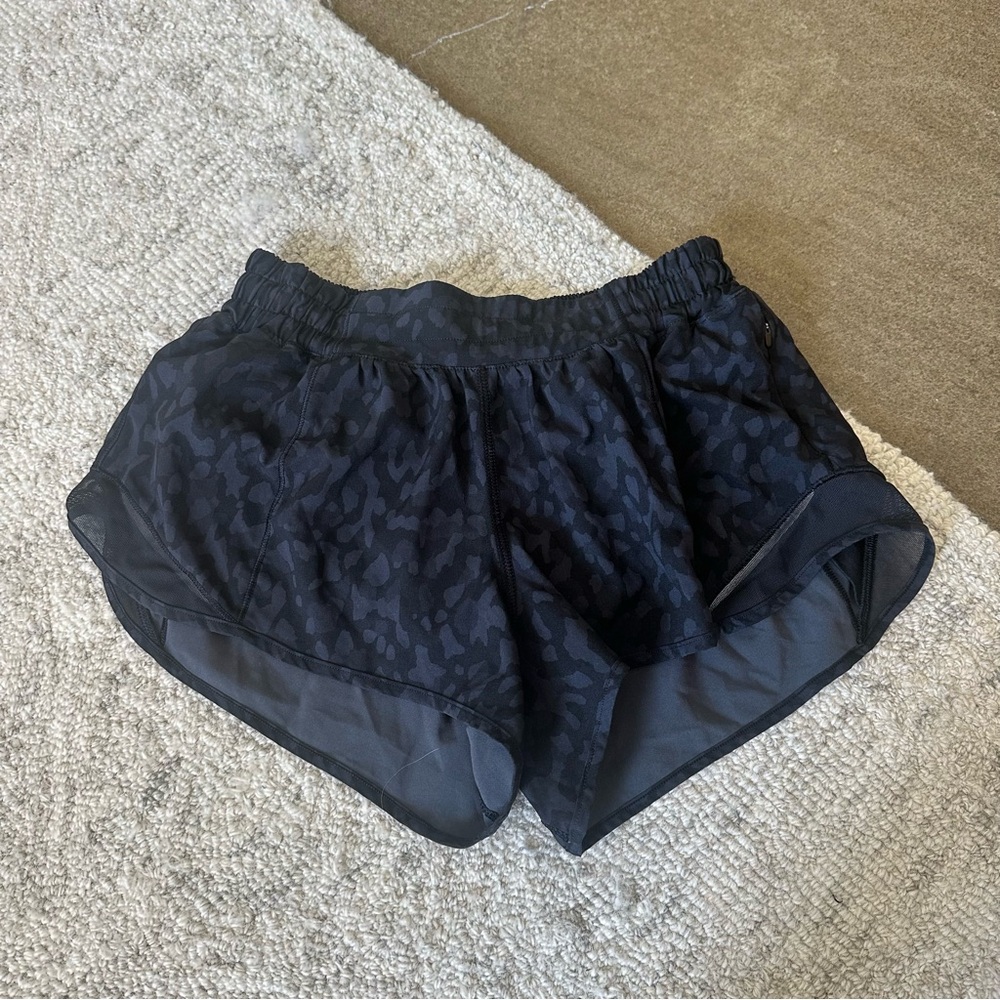 Lululemon Hotty Hot 2.5” Shorts Black Cheetah
